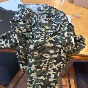 Camo robe new , large long sleeve top and bottom camo
